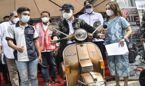 Motor vespa yang dimodifikasi menjadi kendaraan listrik di Stasiun Bekasi Timur, Jawa Barat. Kementerian ESDM menargetkan 13 juta unit kendaraan bermotor menjadi motor listrik hingga 2030. Di mana separuhnya berasal dari motor baru dan dari hasil konversi.