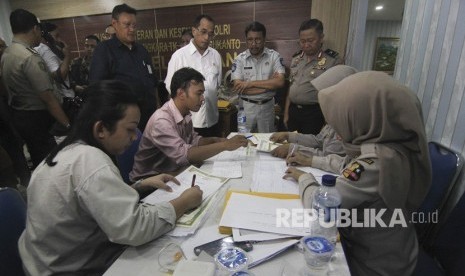 Menteri Perhubungan Budi Karya Sumadi (tengah) meninjau posko antemortem keluarga korban jatuhnya pesawat Lion Air JT 610 rute Jakarta-Pangkal Pinang di RS Polri, Jakarta, Selasa (30/10/2018). 