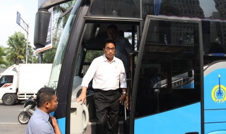 Menteri Perhubungan Budi Karya Sumadi (tengah) turun dari bus saat uji coba bus rute TransJabodetabek Premium di Jakarta, Selasa (19/9). 