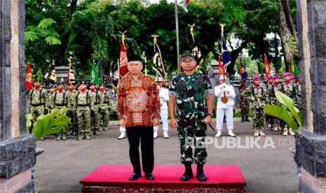 Menteri Perhubungan Dudy Purwagandhi bertemu Panglima TNI Jenderal Agus Subiyanto di Subden Mabes TNI, Jakarta Pusat, Jumat (13/12/12).