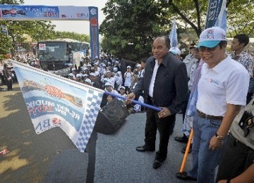 Menteri Perhubungan Freddy Numberi (kiri) bersama Direktur Utama BNI Gatot Suwondo (kanan) melepas rombongan mudik bareng BNI di Parkir Timur Senayan, Jakarta, Sabtu (27/8). 