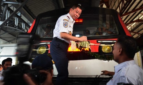 Menteri Perhubungan Ignasius Jonan (atas) membawa Kendi saat meresmikan pengoperasian Railbus atau kereta api perintis 