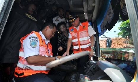 Menteri Perhubungan Ignasius Jonan di terminal Kampung Rambutan, Jakarta, Senin (23/3).