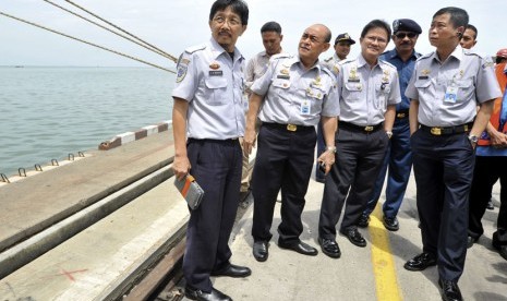 Menteri Perhubungan Ignasius Jonan (kanan) meninjau kondisi Pelabuhan Tanjung Emas Semarang, Jateng, Kamis (4/14).