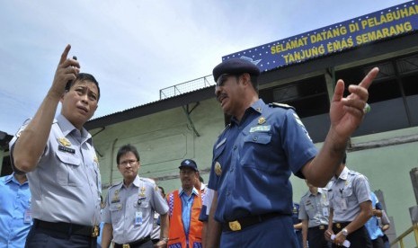 Menteri Perhubungan Ignasius Jonan (kiri) berbincang dengan Kepala Kantor Syahbandar dan Otoritas Pelabuhan (KSOP) Tanjung Emas Corolus Sangaji (kanan), saat meninjau kondisi Pelabuhan Tanjung Emas Semarang, Jateng, Kamis (4/14).