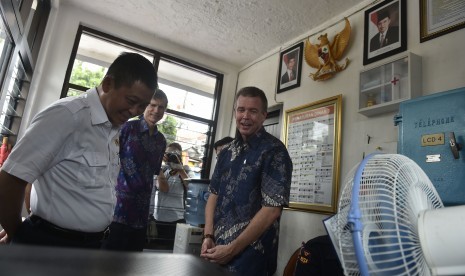 Menteri Perhubungan Ignasius Jonan (kiri) bersama Duta Besar Amerika Serikat untuk Indonesia Robert Blake (kedua kiri) dan Presiden Honeywell Indonesia Alex Pollack meninjau pemasangan sistem radar keselamatan di perlintasan kereta api kawasan Bintaro, Jak