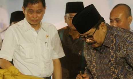 Menteri Perhubungan Ignasius Jonan (kiri) bersama Gubernur Jatim,Sukarwo (kanan) meresmikan Terminal Bandar Udara Abdul Rahman Saleh, Malang, Jawa Timur, Kamis (25/6). 