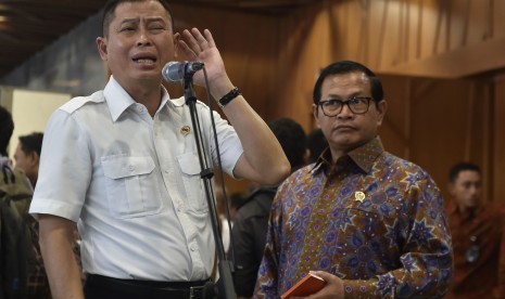 Menteri Perhubungan Ignasius Jonan (kiri) bersama Sekretaris Kabinet Pramono Anung menjawab pertanyaan wartawan terkait regulasi angkutan umum berbasis online di Jakarta, Selasa (22/3). 