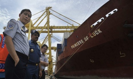 Menteri Perhubungan Ignasius Jonan (kiri) meninjau kondisi Pelabuhan Tanjung Emas Semarang, Jateng, Kamis (4/14).