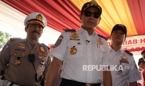 Menteri Perhubungan Ignasius Jonan melakukan inspeksi di Terminal Kampung Rambutan, Jakarta, Jumat (24/6).  (Republika/ Yasin Habibi)