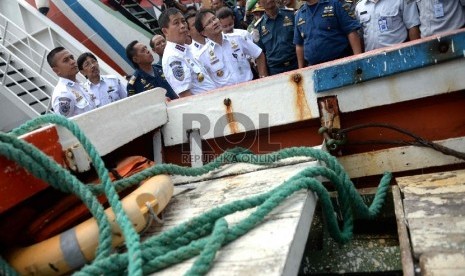 Menteri Perhubungan Ignasius Jonan melihat serpihan ekor pesawat AirAsia QZ8501 di Pelabuhan Panglima Utar, Kumai, Kalteng, Selasa (13/1). Jonan ke Pangkalan Bun untuk melihat pengangkatan CVR (Cockpit Voice Recorder). 