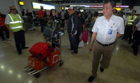 Menteri Perhubungan Ignasius Jonan meninjau arus balik pemudik di terminal kedatangan 2F Bandara Internasional Soekarno Hatta, Tangerang, Banten, Selasa (21/7).