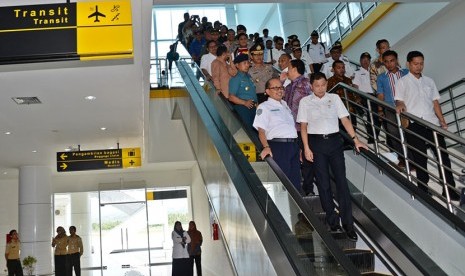   Menteri Perhubungan Ignasius Jonan pada saat meninjau Gedung Terminal Bandara Djalaluddin Gorontalo.