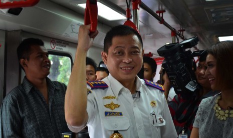 Menteri Perhubungan Ignasius Jonan (tengah) naik kereta Railbus atau kereta perintis 