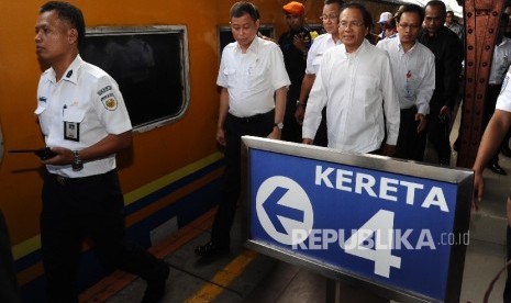 Menteri Perhubungan Ignatius Jonan (kedua kiri), Menteri Koordinator Kemaritiman Rizal Ramli (kedua kanan),  berjalan saat melepas keberangkatan pemudik gratis sepeda motor dengan kereta api di Stasiun Pasar Senen, Rabu (29/6). (Republika/ Tahta Aidilla)