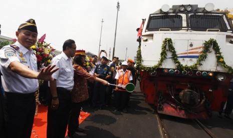 Menteri Perhubungan Ignatius Jonan (kiri) didampingi Direktur KAI Edi Sukmoro (kedua kiri) serta Deputi Bidang Usaha Energi, Logistik dan Perhubungan BUMN Dwijanti Tjahjaningsih (ketiga kiri) meresmikan angkutan kereta api kontainer di Terminal Petikemas S