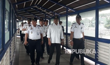 Menteri Perhubungan (Menhub) Budi Karya mengecek pemanfaatan skybridge penghubung Terminal Tirtonadi- Stasiun Balapan dan pembangunan jalur dan fasilitas Kereta Bandara Solo, Ahad (1/4).