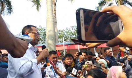 Menteri Perhubungan (Menhub) Budi Karya Soemadi memberikan keterangan pada wartawan, terkait insiden jatuhnya Pesawat Lion JT 610, di posko terpadu Bandara Soekarno Hatta, Senin (29/10) Tangerang.