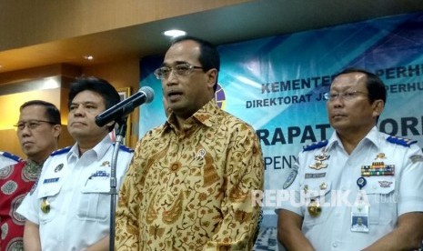 Menteri Perhubungan (Menhub) Budi Karya Sumadi (batik coklat) bersama dirjen darat, laut, udara, dan perkeretaapian serta kementerian lembaga terkait memberikan pernyataan mengenai persiapan mudik lebaran 2018 di Kementerian Perhubungan, Jumat (13/4).