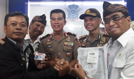 Menteri Perhubungan (Menhub) Budi Karya Sumadi bersama pengemudi taksi daring yang sudah melakukan pembuatan SIM A Umum bersubsidi di Kepolisian Resor Kota Besar Bandung, Sabtu (3/3). 