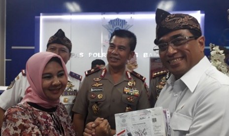 Menteri Perhubungan (Menhub) Budi Karya Sumadi bersama pengemudi taksi daring yang sudah melakukan pembuatan SIM A Umum bersubsidi di Kepolisian Resor Kota Besar Bandung, Sabtu (3/3). 