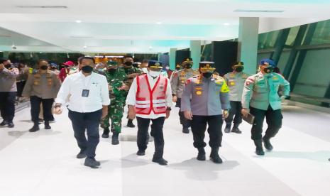 Menteri Perhubungan (Menhub) Budi Karya Sumadi dan Menteri Kesehatan (Menkes) Budi Gunadi Sadikin pada Jumat (24/12) lalu melakukan peninjauan ke Bandara Soekarno-Hatta. Keduanya didampingi oleh Kapolri Jenderal Listyo Sigit Prabowo, Kepala Badan Nasional Penanggulangan Bencana (BNPB) Letjen TNI Suharyanto, dan President Director of PT Angkasa Pura II Muhammad Awaluddin.