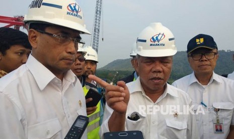 Menteri Perhubungan (Menhub) Budi Karya Sumadi dan Menteri Pekerjaan Umum dan Perumahan Rakyat (PUPR) Basuki Hadimuljono meninjau pembangunan Jembatan Kali Kuto di tol fungsional Batang-Semarang, Selasa (5/6).