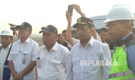 Menteri Perhubungan (Menhub) Budi Karya Sumadi dan Menteri Pekerjaan Umum dan Perumahan Rakyat (PUPR) Basuki Hadimuljono meninjau pembangunan Jembatan Kali Kuto di tol fungsional Batang-Semarang, Selasa (5/6).