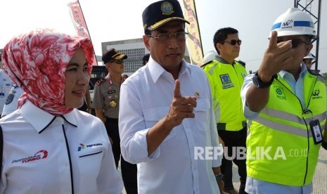 Menteri Perhubungan (Menhub) Budi Karya Sumadi dan Plt Direktur Utama PT Pertamina (Persero) Nicke Widyawati memeriksa kesiapan BBM di Tol Pejagan-Pemalang dan Pemalang-Batang yang difungsionalkan untuk mudik 2018, Selasa (5/6). 