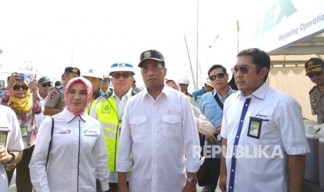 Menteri Perhubungan (Menhub) Budi Karya Sumadi dan Plt Direktur Utama PT Pertamina (Persero) Nicke Widyawati memeriksa kesiapan BBM di Tol Pejagan-Pemalang dan Pemalang-Batang yang difungsionalkan untuk mudik 2018, Selasa (5/6). 