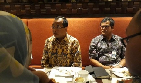 Menteri Perhubungan (Menhub) Budi Karya Sumadi, Dirjen Perkeretaapian Kemenhub Zulfikri, dan Direktur Operasional KAI Slamet Suseno Priyanto melakukan audiensi dengan Komunitas Pengguna KRL Tangerang-Duri di Le Meridien Jakarta, Jumat (6/4). 