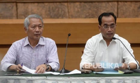 Menteri Perhubungan (Menhub) Budi Karya Sumadi (kanan), dan Direktur Jenderal Perhubungan Laut Kemenhub Tonny Budiono (kiri). Republika/Yasin Habibi