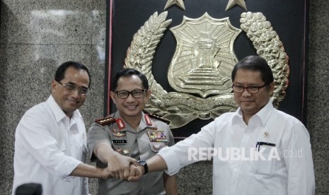 Menteri Perhubungan (Menhub) Budi Karya Sumadi , Kapolri Jenderal Tito Karnavian dan Menteri Komunikasi dan Informatika (Menkominfo) Rudiantara (darikiri) usai memberikan keterangan usai sosialisasi secara teleconference Peraturan Menteri Perhubungan (Perm