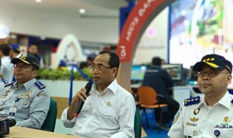 Menteri Perhubungan (Menhub) Budi Karya Sumadi (kemeja putih) menjelaskan mengenai Posko Angkutan Lebaran 2018 yang resmi dibuka hari ini (7/6) di Lantai 7 Ruang Nanggala, Gedung Cipta, Kementerian Perhubungan dan memaparkan kesiapan sarana dan prasarana mudik 2018. 