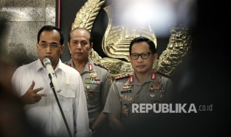 Menteri Perhubungan (Menhub) Budi Karya Sumadi (kiri), dan Kapolri Jenderal Tito Karnavian (kanan) memberikan keterangan usai sosialisasi secara teleconference revisiPeraturan Menteri Perhubungan (Permenhub) Nomor 32 Tahun 2016 tentang penyelenggaraan angk