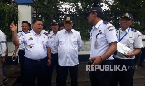 Transportation Minister Budi Karya Sumadi visits Tirto Nadi bus station, Solo, Sunday.