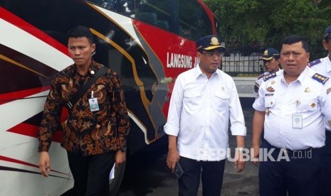 Menteri Perhubungan (Menhub) Budi Karya Sumadi melakukan sidak pemeriksaan kelaikan bus di Terminal Tirtonadi Solo, Ahad (1/4). 