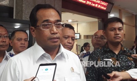 Menteri Perhubungan (Menhub) Budi Karya Sumadi memberikan pernyataan setelah menemui prrwakilan pendemo taksi daring di kantor Kementerian Perhubungan, Senin (29/1). 