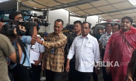 Menteri Perhubungan (Menhub) Budi Karya Sumadi memberikan pernyataan setelah menemui prrwakilan pendemo taksi daring di kantor Kementerian Perhubungan, Senin (29/1). 