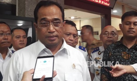 Menteri Perhubungan (Menhub) Budi Karya Sumadi memberikan pernyataan setelah menemui prrwakilan pendemo taksi daring di kantor Kementerian Perhubungan, Senin (29/1). 