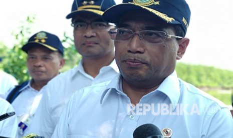 Menteri Perhubungan (Menhub) Budi Karya Sumadi memberikan pernyataan usai melakukan tinjauan kapal navigasi dan padat karya di Pulau Lancang, Kepulauan Seribu, Selasa (1/5).