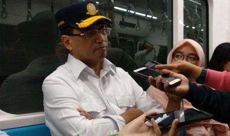 Menteri Perhubungan (Menhub) Budi Karya Sumadi memberikan pernyataan usai meninjau percobaan pengoperasian moda raya terpadu (MRT) di Jakarta, Kamis (14/2). 