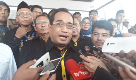 Menteri Perhubungan (Menhub) Budi Karya Sumadi mengganden Paguyuban Perantau Nusantara (Papernusa) di Gedung BKKBN, Jakarta Timur, Ahad (25/3) untuk mengkoordinir peserta untuk mengikuti mudik gratis pada Lebaran 2018.