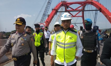 Menteri Perhubungan (Menhub) Budi Karya Sumadi meninjau kesiapan Jembatan Kali Kuto di tol fungsional Batang-Semarang yang rencananya dibuka sore ini untuk lalu lintas pemudik pasa pukul 17.00 WIB, Rabu (13/6).