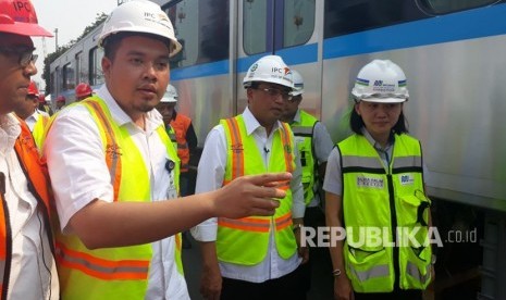 Menteri Perhubungan (Menhub) Budi Karya Sumadi meninjau Pelabuhan Tanjung Priok untuk memeriksa dua rangkaian MRT yang terdiri dari 12 kereta, Kamis (5/4).