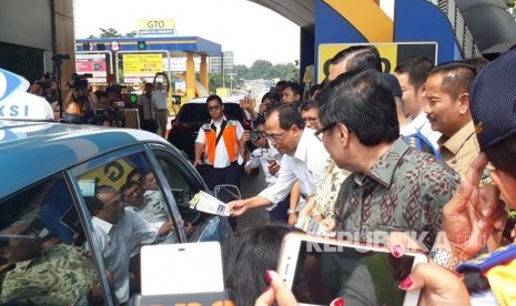 Menteri Perhubungan (Menhub) Budi Karya Sumadi, Menteri Koordinator Bidang Kemaritiman (Menko Maritim) Luhut Binsar Pandjaitan, dan Kepala Badan Pengelola Transportasi Jabodetabek (BPTJ) Bambang Prihartono mensosialisasikan aturan ganjil genap di Pintu Masuk Tol Bekasi Barat, Senin (5/3).