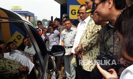 Menteri Perhubungan (Menhub) Budi Karya Sumadi, Menteri Koordinator Bidang Kemaritiman (Menko Maritim) Luhut Binsar Pandjaitan, dan Kepala Badan Pengelola Transportasi Jabodetabek (BPTJ) Bambang Prihartono mensosialisasikan aturan ganjil genap di Pintu Masuk Tol Bekasi Barat, Senin (5/3). 