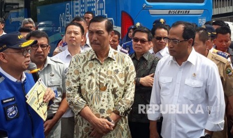 Menteri Perhubungan (Menhub) Budi Karya Sumadi, Menteri Koordinator Bidang Kemaritiman (Menko Maritim) Luhut Binsar Pandjaitan, dan Kepala Badan Pengelola Transportasi Jabodetabek (BPTJ) Bambang Prihartono mensosialisasikan aturan ganjil genap di Pintu Masuk Tol Bekasi Barat, Senin (5/3). 