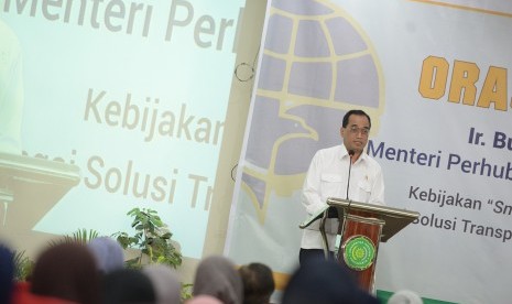 Menteri Perhubungan (Menhub) Budi Karya Sumadi saat menyampaikan orasi ilmiah di kampus Unisa Yogyakarta.