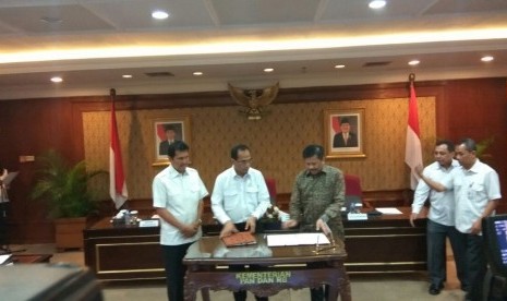 Menteri Perhubungan (Menhub) Budi Karya Sumadi (tengah), Menteri Pemberdayagunaan Aparatur Negara dan Birokrasi Reformasi Asman Abnur (kiri), dan Kepala Badan Pengusahaan Batam Lukita Dinarsyah (kanan) menandatangani Surat Keputusan Bersama (SKB) untuk menbuat Pulau Bebas Batam lebih kompetitif di KemenPAN-RB, Selasa (14/11). 